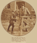 872942 Afbeelding van een jonge werkman die zich bekwaamt in het machinebankwerken bij de bouw van woningen in de ...